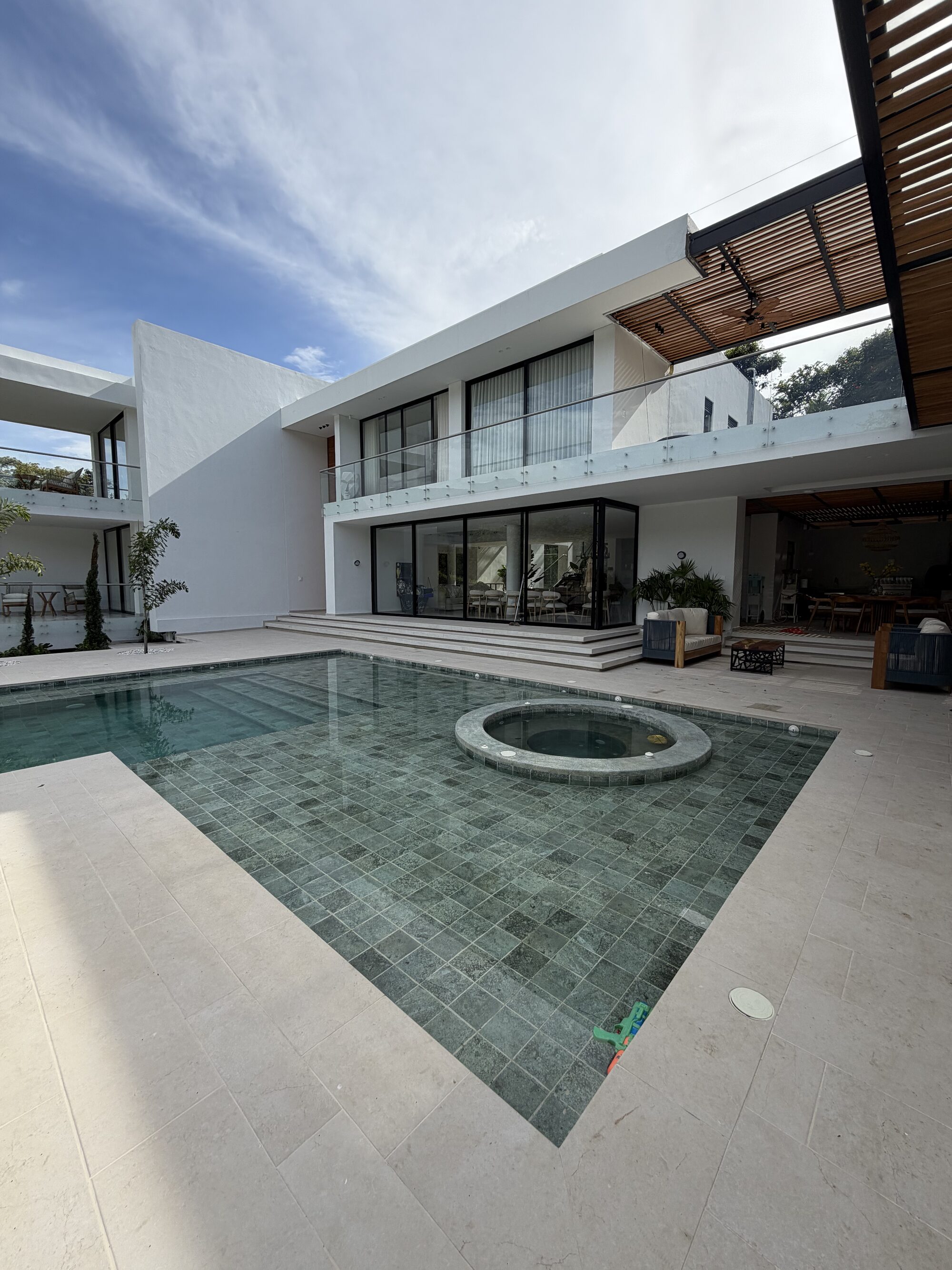 La Huerta Home — fachada, piscina y terraza