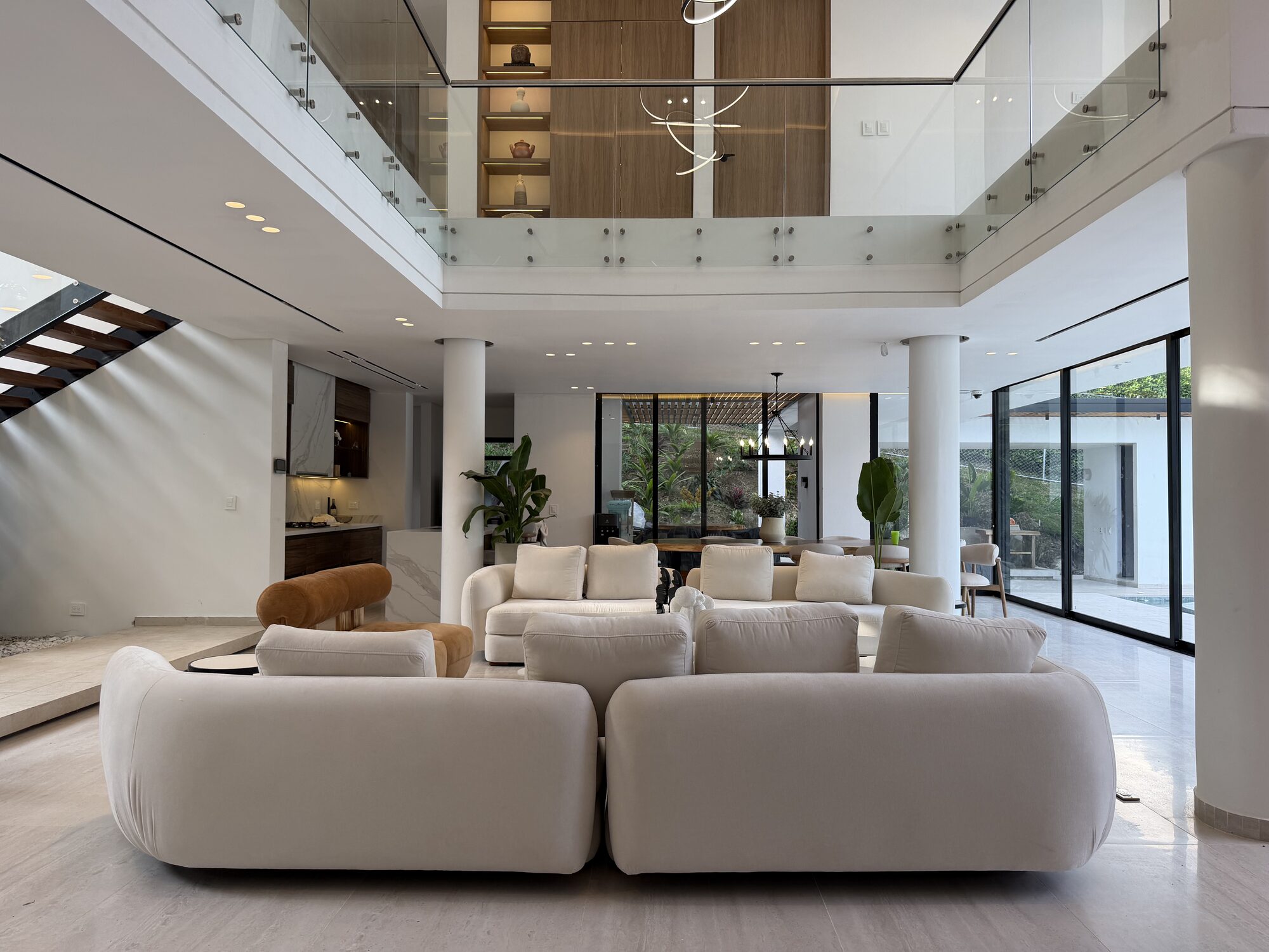 La Huerta Home — sala de doble altura